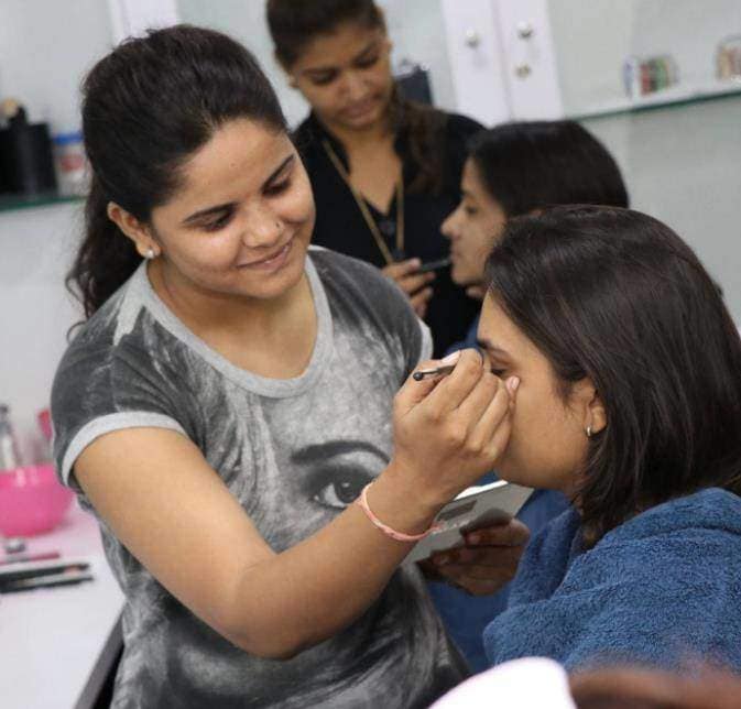 Dazzlerr -   Lakme Academy