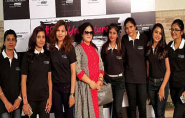 Dazzlerr : Lakme Academy