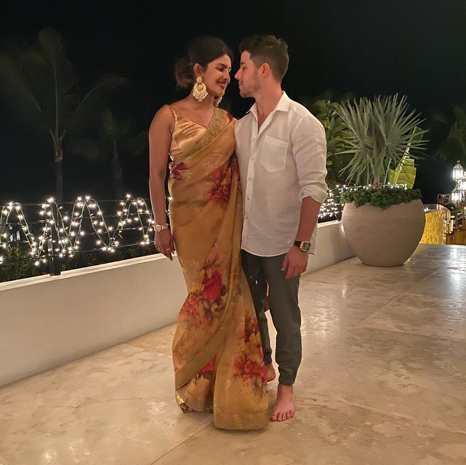 Dazzlerr: Acing the Sari Look Like our Desi Girl- Priyanka Chopra