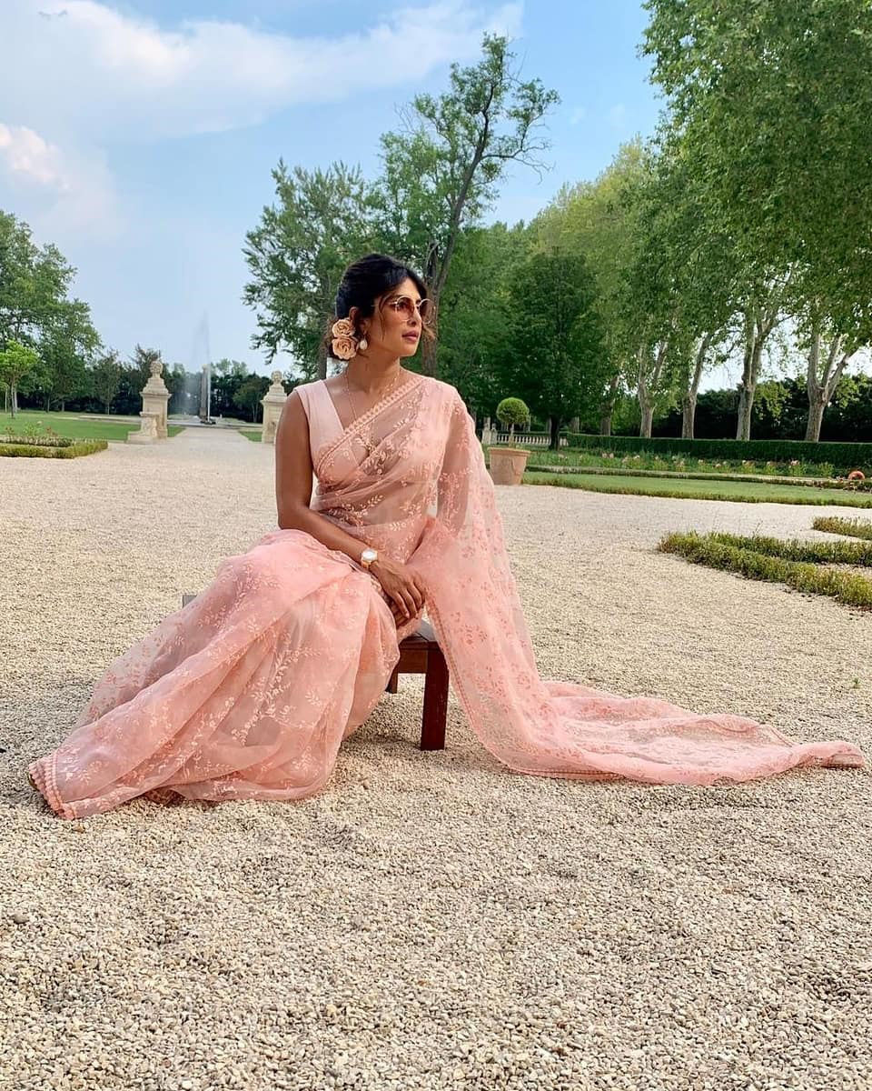 Dazzlerr: Acing the Sari Look Like our Desi Girl- Priyanka Chopra