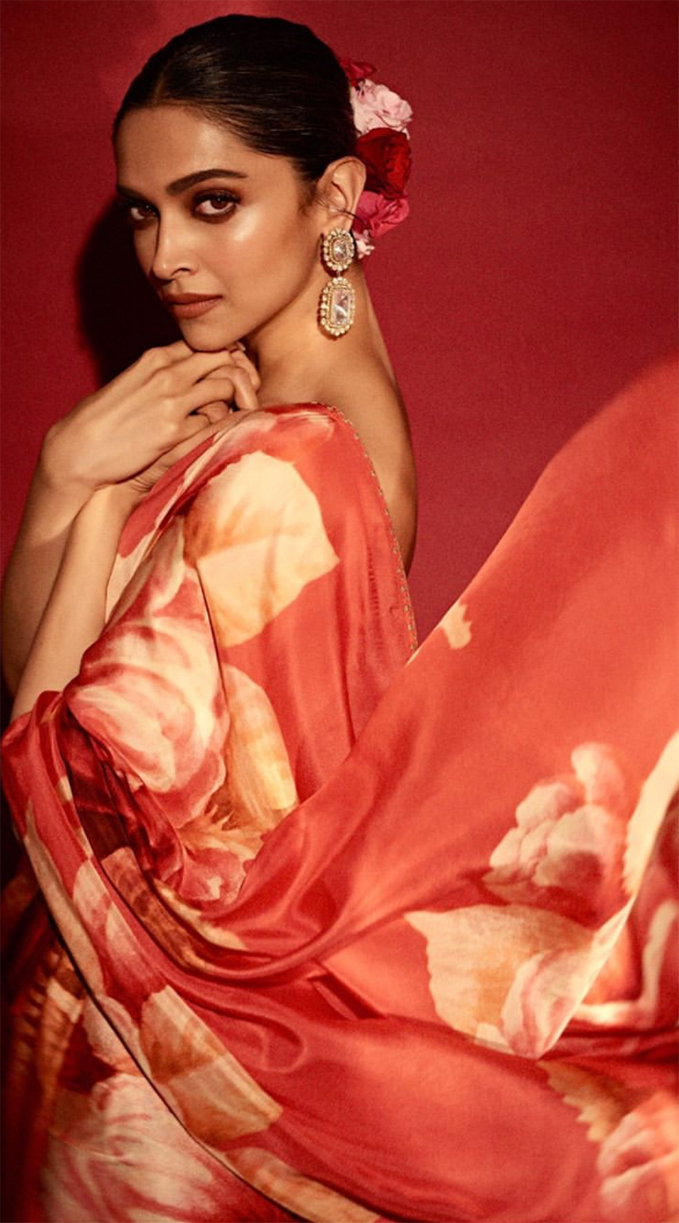 Dazzlerr: Deepika Padukone Stuns in a Floral Red Saree at Lokmat Most Stylish Awards 2019