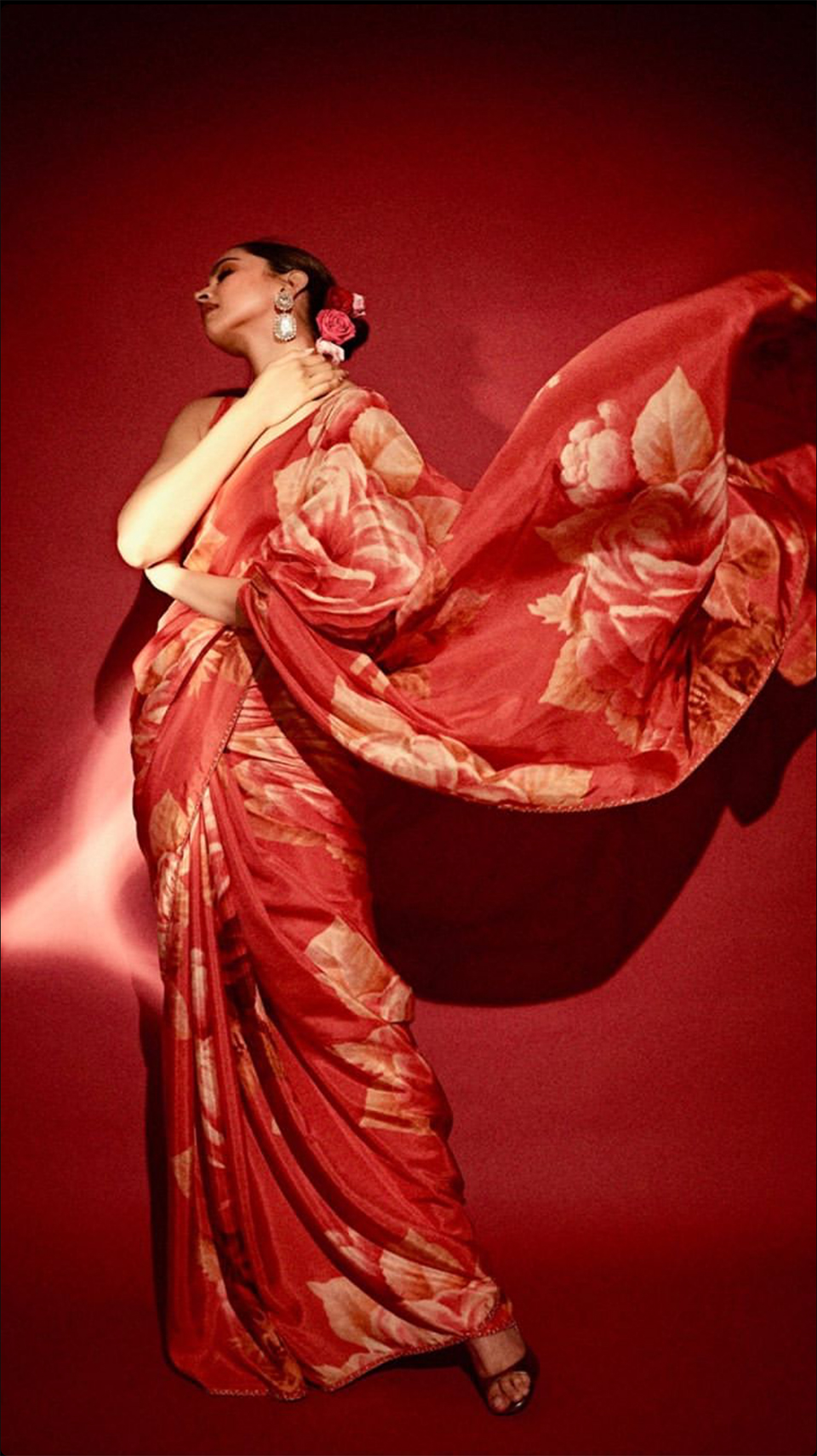Dazzlerr: Deepika Padukone Stuns in a Floral Red Saree at Lokmat Most Stylish Awards 2019