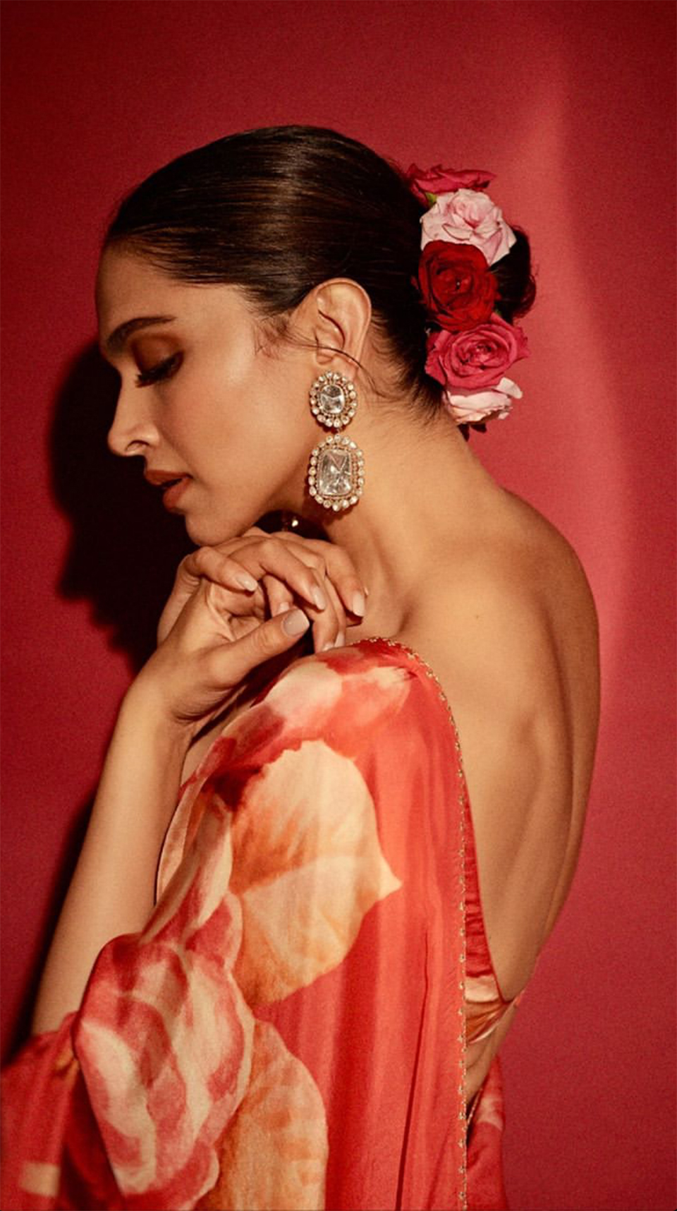 Dazzlerr: Deepika Padukone Stuns in a Floral Red Saree at Lokmat Most Stylish Awards 2019