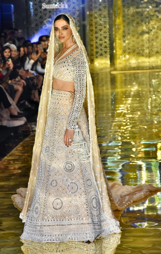 Dazzlerr: Deepika Turns Showstopper for Abu Jani Sandeep Khosla’s Fashion Show