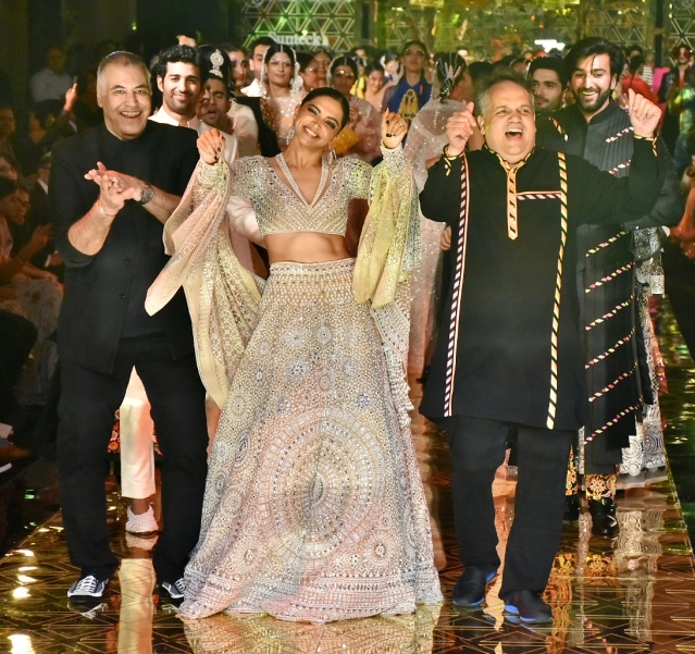 Dazzlerr: Deepika Turns Showstopper for Abu Jani Sandeep Khosla’s Fashion Show