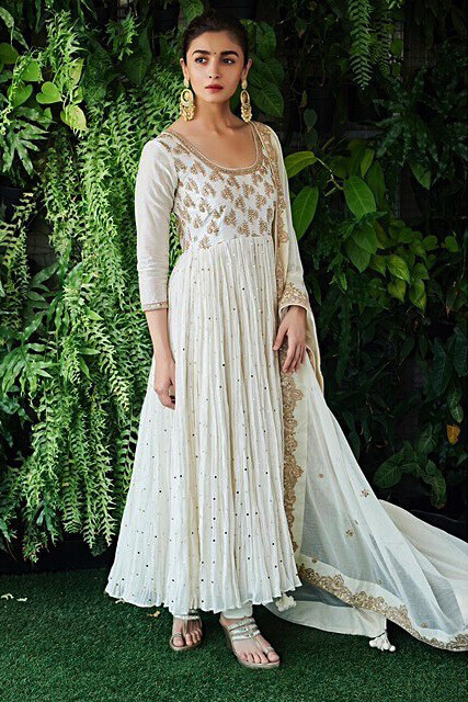 Dazzlerr: Ethnic Outfit Ideas of These Bollywood Divas are Perfect Ideas for Celebration