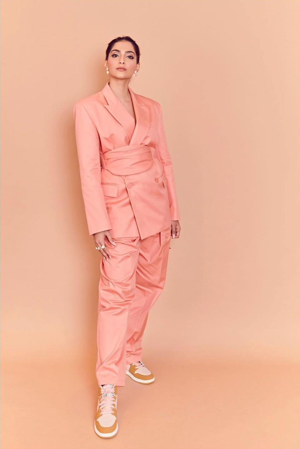 Dazzlerr: Pink Pantsuit is the New Obsession of the Bollywood Divas