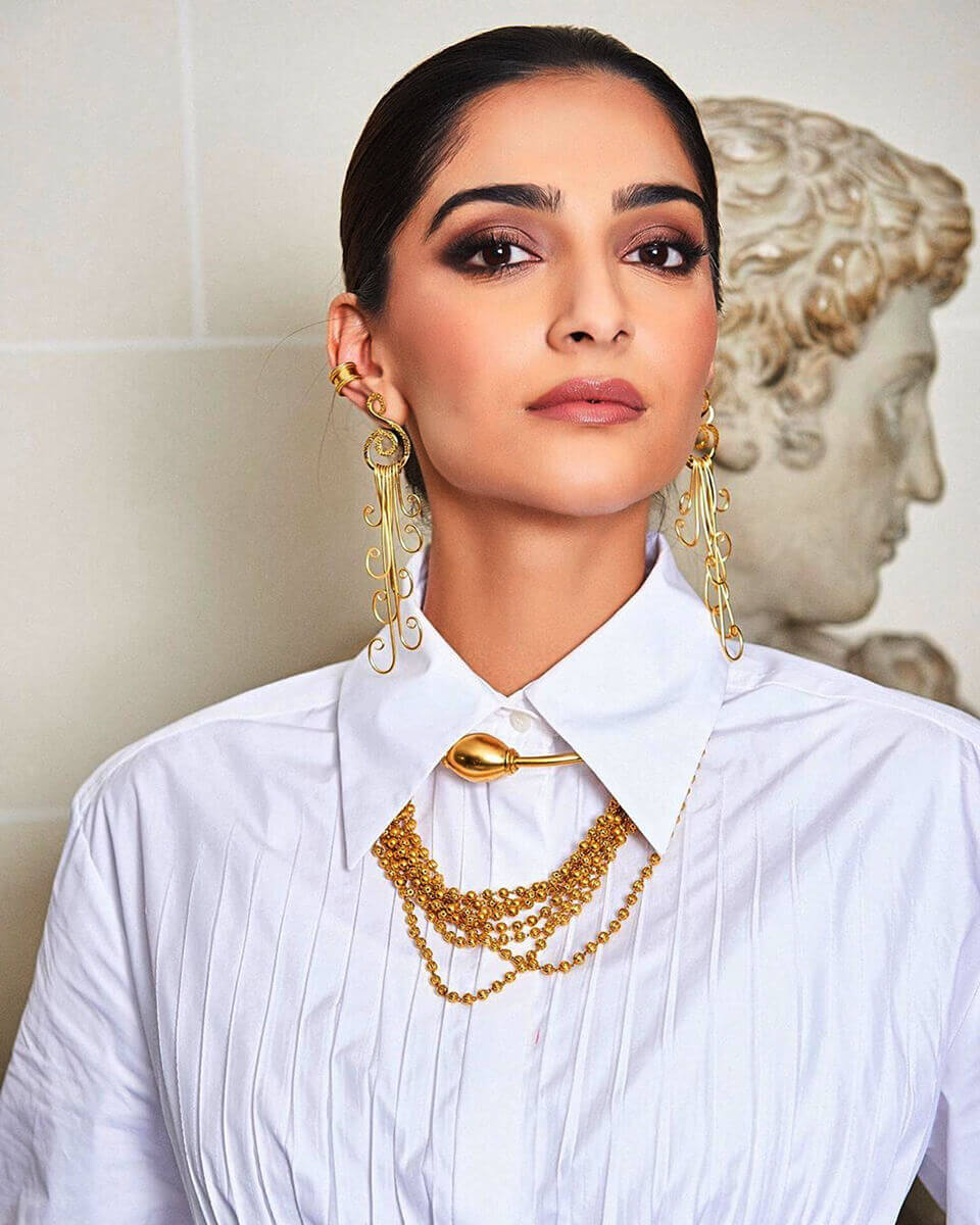 Dazzlerr - Stunning Looks of Sonam Kapoor at Paris Fashion Week