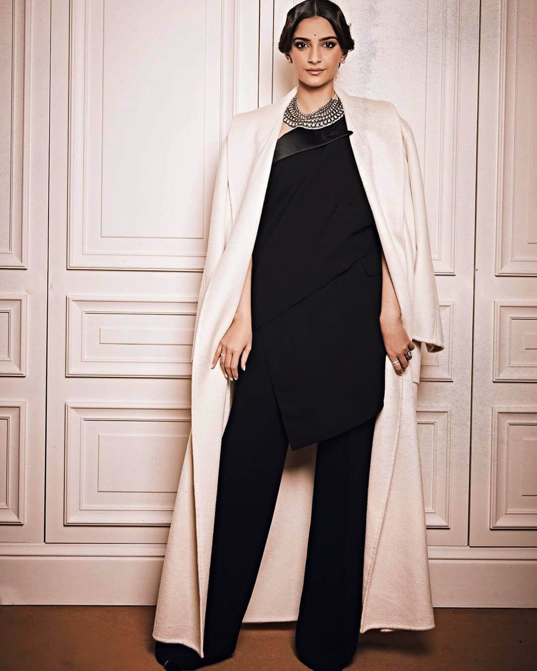 Dazzlerr - Stunning Looks of Sonam Kapoor at Paris Fashion Week